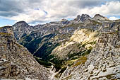 Trekking nel Parco Naturale Puez-Odle. Da Passo Gardena al Rifugio Puez, Dal Rifugio Puez la testata della Vallelunga con il Monte Puez e Monte Stevia.